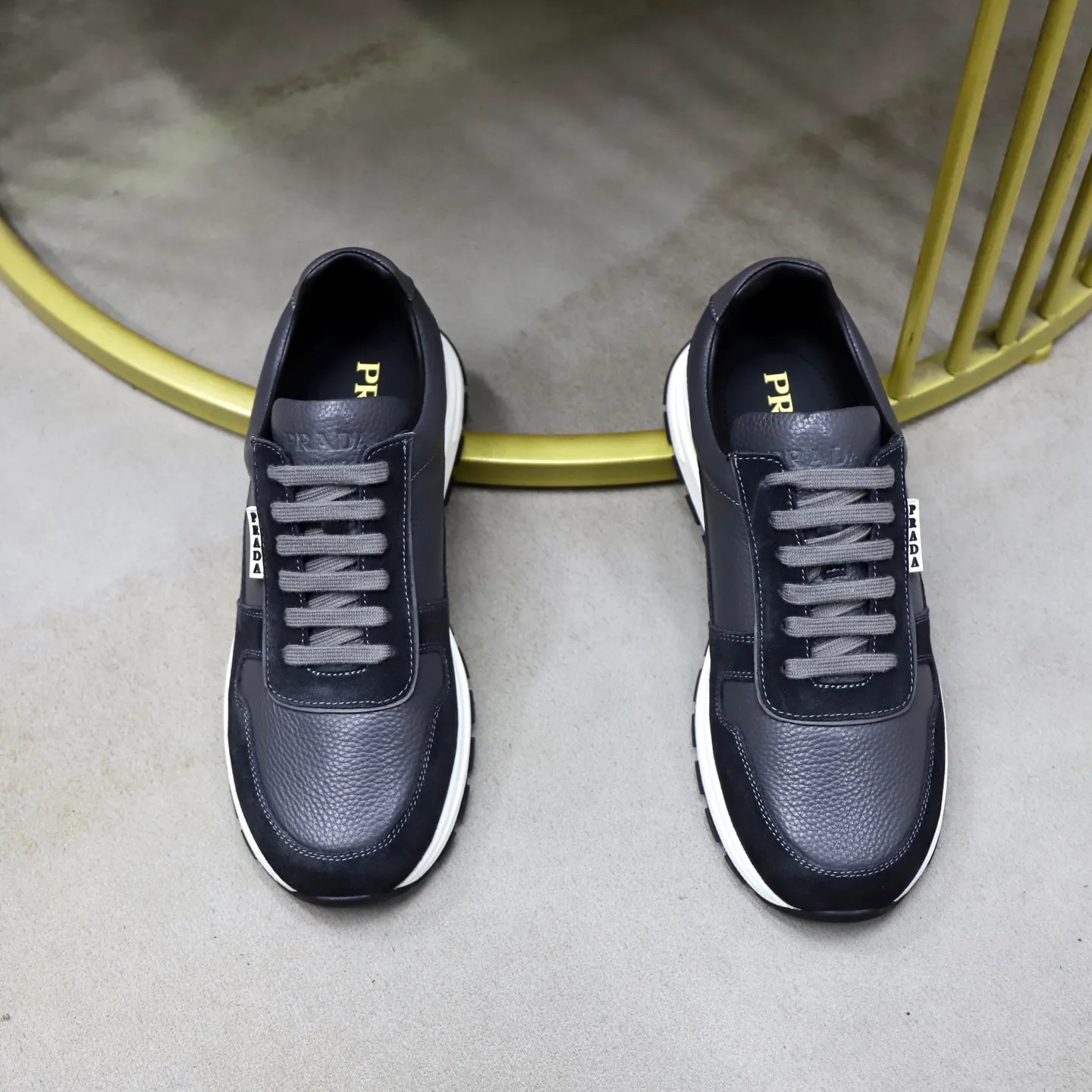 Factory price: 740💰Top original order Brand: PRADA (Prada) Standard code: Men's size 38/44 (45 can be customized) Grade: Same as the official website Material: Original cowhide stitching imported cowhide lining Original combination two-color wear-resistant soft outsole Style category: Leisure and sports version Young fashion European and American trend British style Color: Real picture color